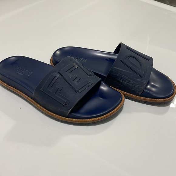 Authentic Fendi Men’s rubber slide - Picture 4 of 4